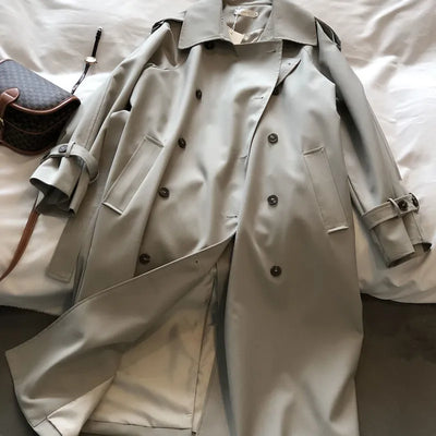 Klassischer langer Trenchcoat