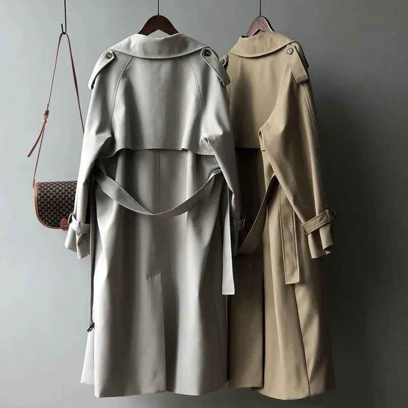 Klassischer langer Trenchcoat