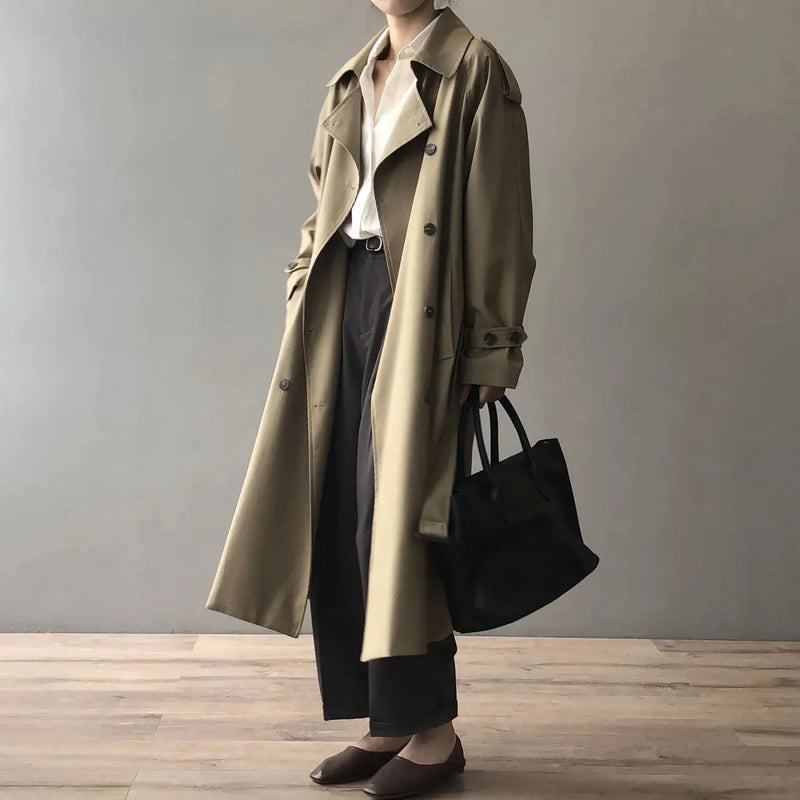 Klassischer langer Trenchcoat