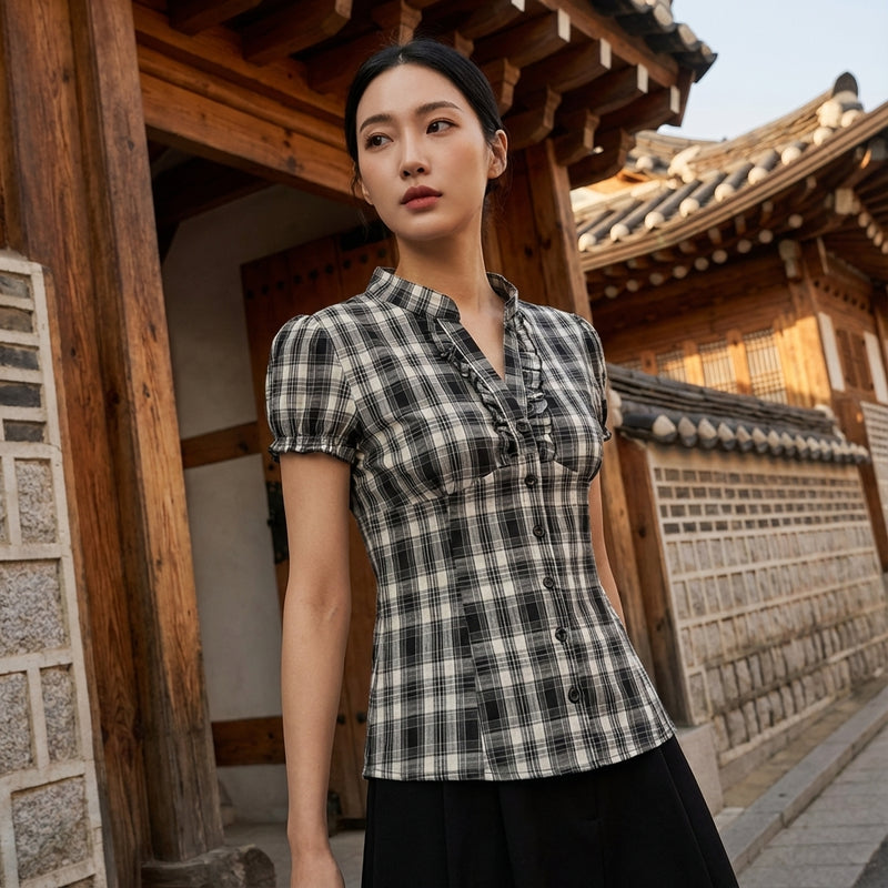 Chemise coréenne femme à carreaux noir et blanc, col V, manches courtes bouffantes et volants. Koreanxwear.