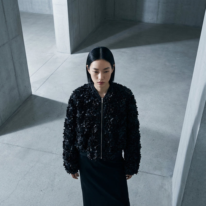 Veste Florale Noire Coréenne pour femme, blouson léger à motifs floraux. Idéal streetwear et mode K-pop.